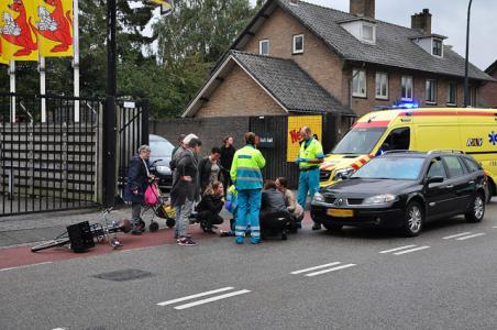 Fietsend meisje vliegt over motorkap bij aanrijding aan de Burgemeester Verwielstraat Waalwijk