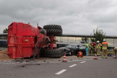 Bestuurder bekneld na botsing, aanhanger van tractor kantelt aan de Biesbosweg Waalwijk