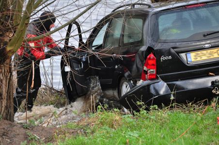 Bestuurder rijdt met auto het water in aan de Zomerdijk Waalwijk