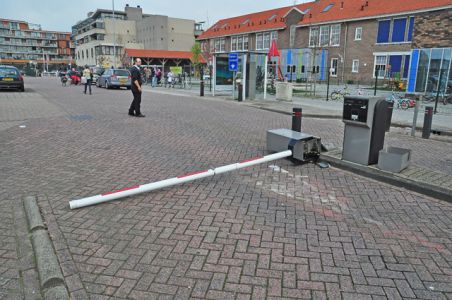Oeps foutje: Vrouw rijdt slagboom compleet de grond uit aan het Unnaplein Waalwijk
