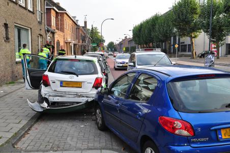 Automobilist wordt onwel en ramt geparkeerde auto&#039;s in Waalwijk