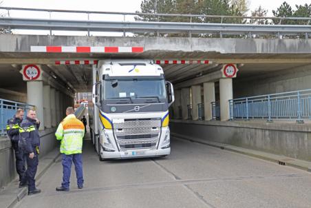 Vrachtwagen staat muurvast onder berucht viaduct aan de Hertog Janstraat Waalwijk