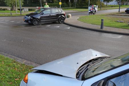 Twee auto’s botsen op elkaar aan de Taxandriaweg Waalwijk
