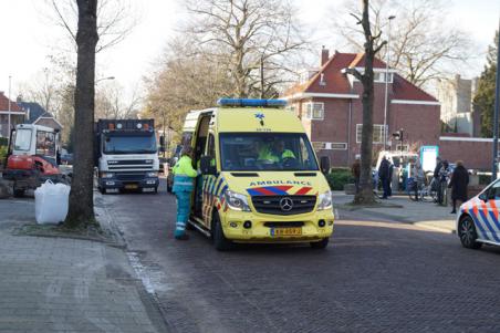 Agent schreeuwde het uit van de pijn: verwarde man slaat politie hard met bezem