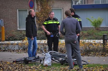 Fietser botsen frontaal tegen elkaar aan de Bachlaan Waalwijk