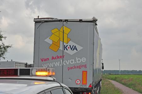 Vrachtwagen vast onder viaduct aan de Hertog Janstraat Waalwijk