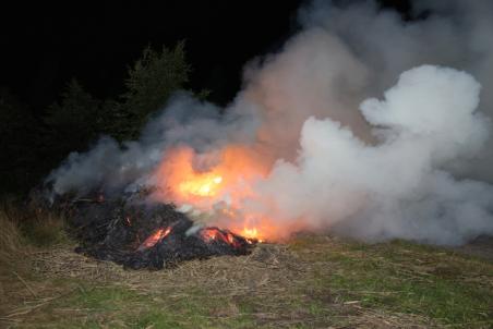 Berg hooi en riet in brand aan Meidoornweg in Waalwijk