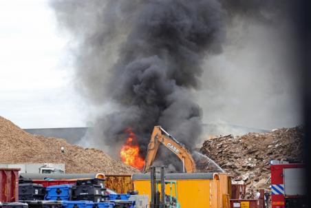 Grote brand in houtshredder aan de Van Hilststraat Waalwijk