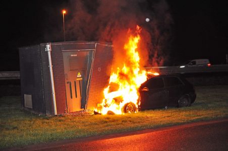 FOTO-UPDATE: Autobrand na aanrijding tegen transformatorhuisje aan de Prof. Asserweg Waalwijk