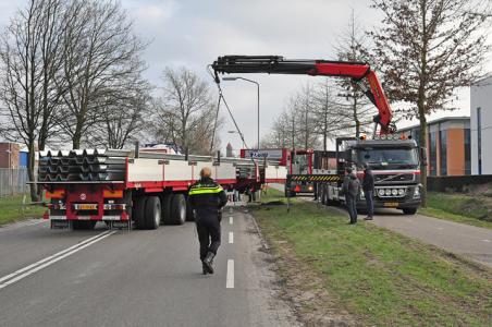 Trailer schiet van vrachtwagen af aan de Sluisweg Waalwijk