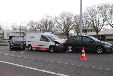 Drie auto’s botsen op elkaar op de A59 (Maasroute) Waalwijk