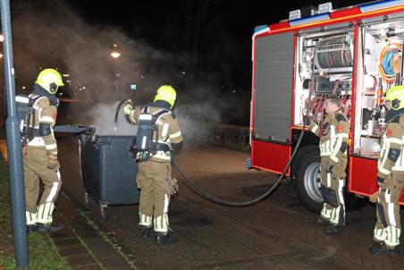 Brandweer blust containerbrand aan de Burg. van der Klokkenlaan Waalwijk