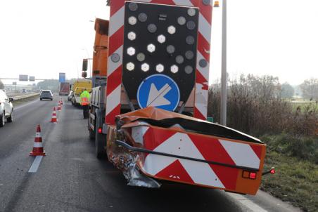 Bestuurder botst met auto tegen botsabsorber aan op de Midden-Brabantweg Waalwijk