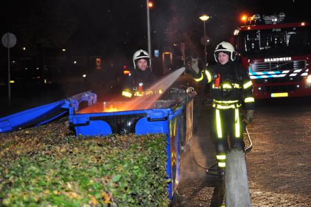 Omstanders halen op tijd brandende container weg aan de Dr. Kuyperlaan Waalwijk