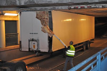 PostNL waarschuwt chauffeurs voor Waalwijks viaduct na twee ongevallen in een week