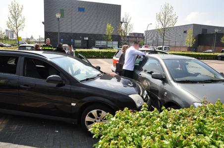 Vrouw ramt geparkeerde auto en vlucht weg met kind aan De Gaard Waalwijk