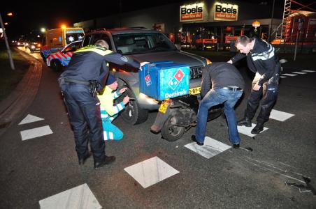 Pizzabezorger gewond bij botsing in Waalwijk: scooter klemvast