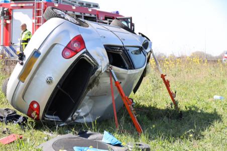 Auto belandt op zijkant in berm op A59 bij Waalwijk, bestuurster gewond