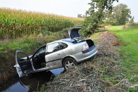 Dronken automobilist slingert over A59 en belandt met zijn auto in een sloot