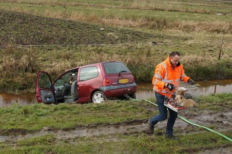 Auto rijdt van talud A59 (Maasroute) Waalwijk