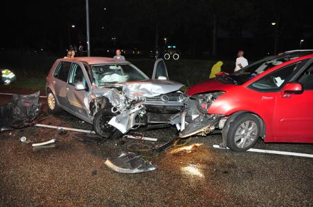 Auto&#039;s botsen frontaal op elkaar in Waalwijk, vijf mensen naar ziekenhuis