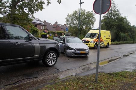 Drie auto&#039;s botsen op elkaar in Waalwijk, grote schade aan voertuigen