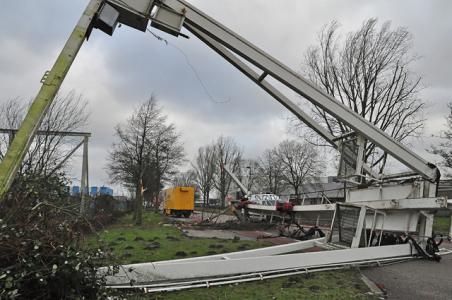 Grote kraan waait om in Waalwijk