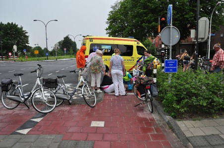 Vrouw valt hard van fiets aan de Ambrosiusweg Waalwijk