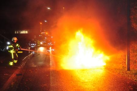 Bestelbusje vliegt spontaan in brand tijdens rijden in Waalwijk