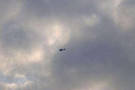Politiehelikopter vliegt geruime tijd over de A59 Waalwijk