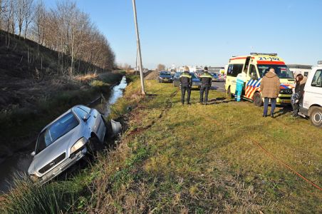 Auto in de sloot aan de Midden-Brabantweg Waalwijk