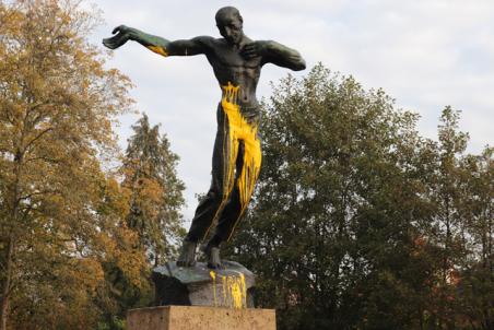 Oorlogsmonument beklad aan de Burg. Moonenlaan Waalwijk