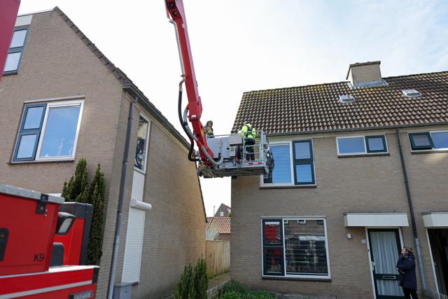 Brandweer redt kauwtje uit hachelijke positie
