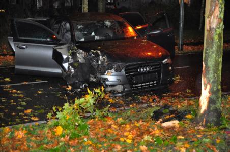 Auto tegen boom aan de Burg. Smeelelaan Waalwijk