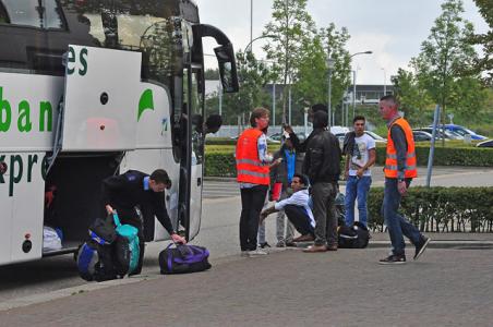 Vluchtelingen nemen afscheid van crisisopvang aan de Gaard Waalwijk