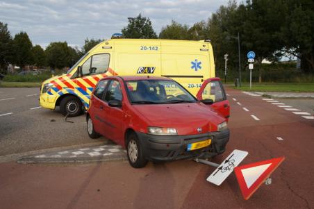 Vrouw in ziekenhuis na ongeluk, politie zoekt doorrijder