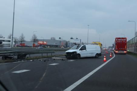 Bestuurder botst met bestelbusje tegen vangrail op de A59 (Maasroute) Waalwijk