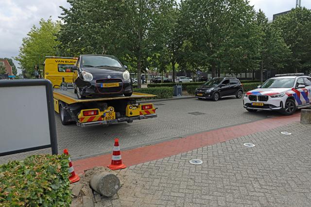 Dronken automobiliste rijdt rechtdoor in bocht en botst op betonblok