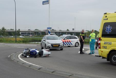 Bestuurder ziet motor over het hoofd op rotonde in Waalwijk, motorrijder raakt gewond aan been