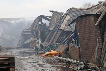 IJsfabriek compleet verwoest door grote brand aan de Industrieweg Waalwijk
