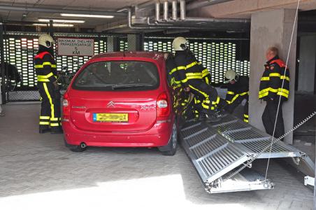 Man rijdt tegen garagedeur aan de Koetshuislaan Waalwijk