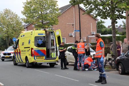 Jonge fietser naar ziekenhuis na harde botsing met auto op Burgemeester Smeelelaan