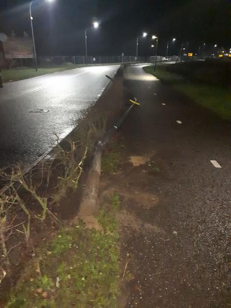 Man verliest macht over het stuur en rijdt met auto lantaarnpaal omver in Waalwijk