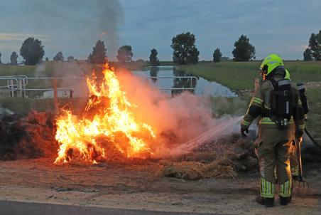 Hooibalen in brand aan de Zomerdijk Waalwijk