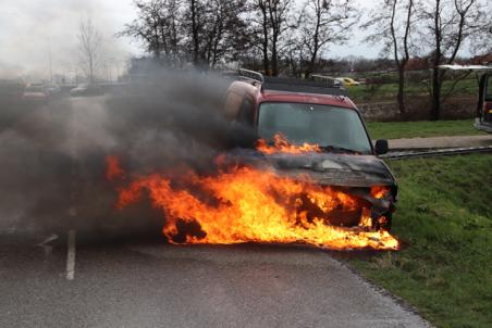 Auto gaat in vlammen op aan de Schutskooiweg in Waalwijk