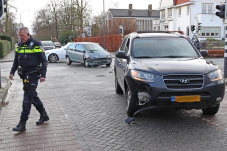Auto’s botsen op elkaar op kruising aan de Mr. van Coothstraat Waalwijk