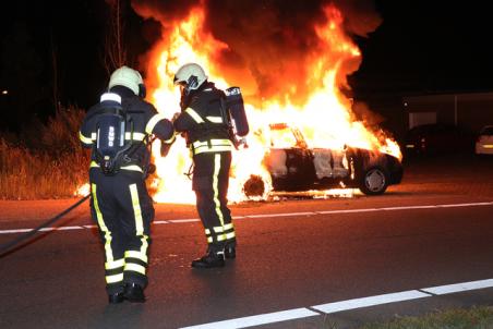 Auto gaat in vlammen op aan het Vooreinde Waalwijk