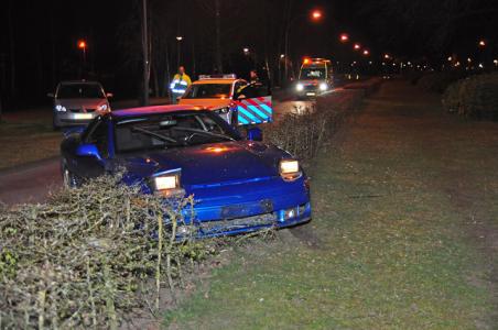 Dronken bestuurder rijdt met auto de bosjes in aan de Burg. van der Klokkenlaan Waalwijk