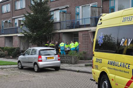 Persoon met letsel aangetroffen in woning in Waalwijk, oorzaak onbekend
