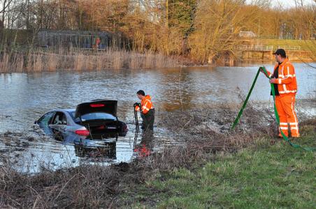 Bestuurder rijdt de sloot in aan de Gansoyensesteeg Waalwijk